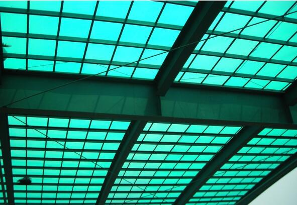 新安裝的PC耐力板為什么會(huì)裂開(kāi)？