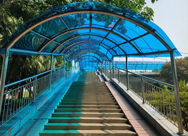 PC耐力板雨棚車棚和玻璃雨棚哪個(gè)更好？